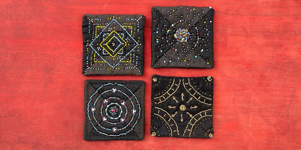 ビーズ刺しゅうの”ミニミニキルト”