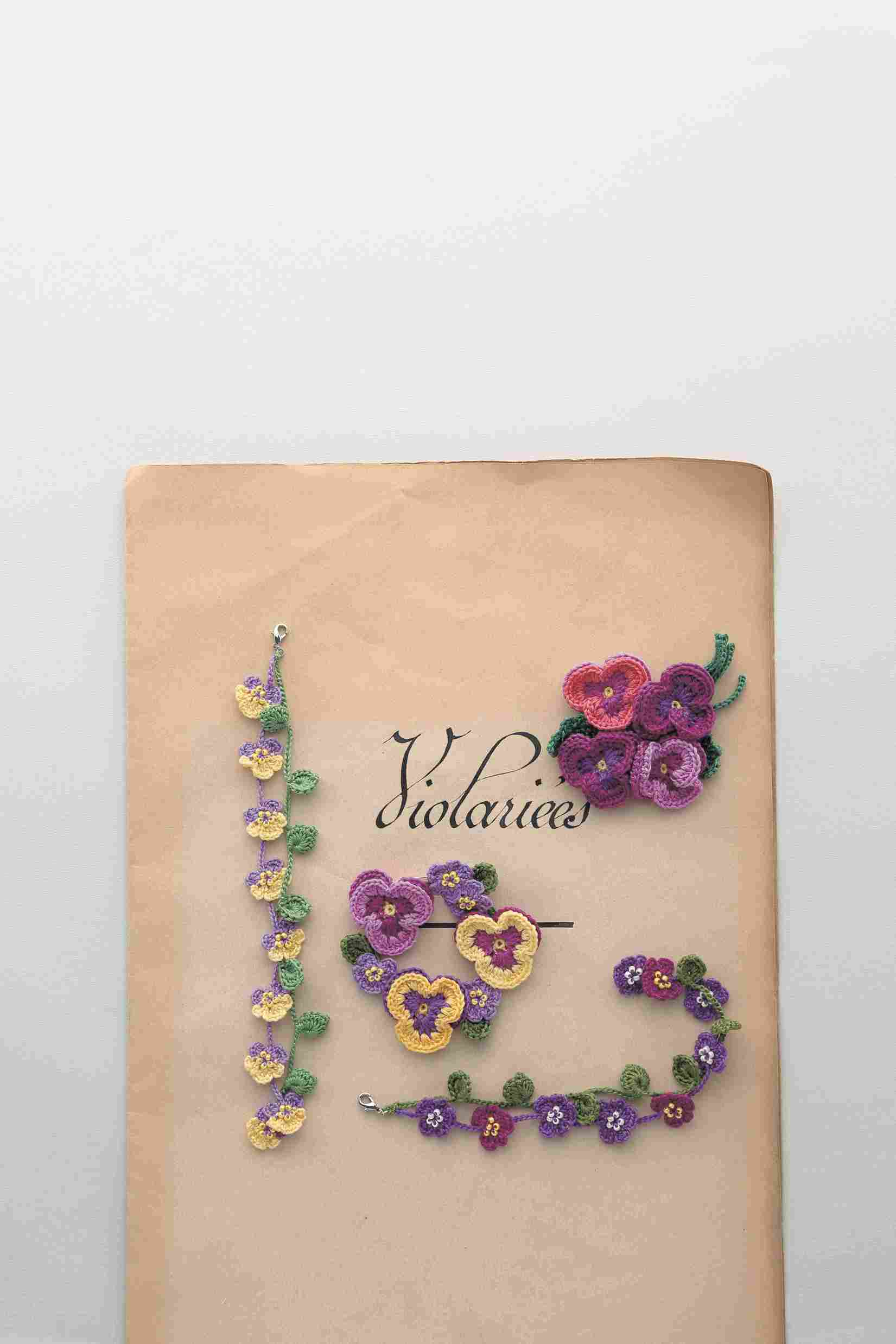 4月日発売 完全保存リクエスト版 刺しゅう糸で編むかぎ針編み フラワーアクセサリー大全集 日本ヴォーグ社